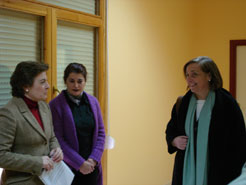 La consejera Kutz con  la alcaldesa de Peralta, Sagrario Guindulain y la directora del Centro de Salud, Eugenia Cano.