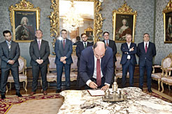 Manu Ayerdi firma el acuerdo con las empresas patrocinadoras.