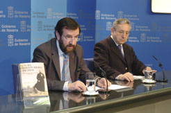 El consejero Corpas y el escritor Pedro Miguel Lamet en la presentación de la novela 