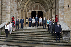 S.A.R. los Príncipes, la ministra Corredor, el Presidente del Gobierno de Navarra y los consejeros, junto a la puerta Speciosa de la iglesia abacial de Leyre.
