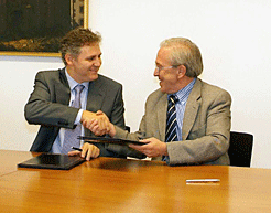 El consejero Armendáriz y el rector Pedro Burillo.