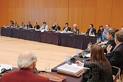 El consejero Armendáriz, durante una reunión con las empresas del sector.