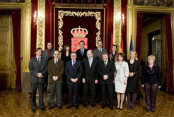 El Presidente Sanz y el consejero Catalán posan con la delegación de representantes  polacos en el Salón del Trono. 