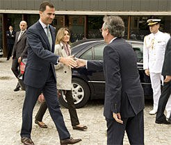 El Presidente Sanz saluda a los Príncipes a su llegada a Baluarte.