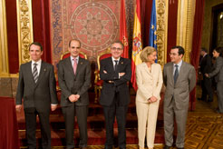 El Presidente Sanz recibe en el Palacio de Navarra a 85 becarios de la Fundación Carolina