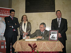 El Presidente firma en el libro de honor del Hospital Reina Sofía