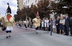 Los ioaldunak de Ituren desfilan ante el edficio del Centro Sanitario Doctor San Mart&#237;n
