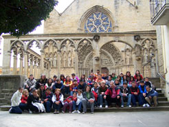 Alumnos de Pant&#243;n (Lugo), Fresnedillas de la Oliva (Madrid) y Valencia, ante la fachada de Santa Mar&#237;a de Olite.