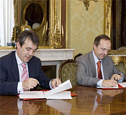 Imagen de la firma entre el consejero Caballero y Alfredo Irujo