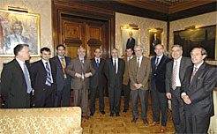 El consejero Catalán con los autores del libro 