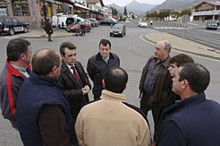 El consejero Caballero y Juan Ramón Rábade mantienen una conversación con los ediles de Urdax