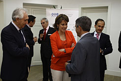 La Presidenta Barcina conversando con miembros del Club de Excelencia en Sostenibilidad.