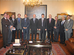 Imagen de los participantes en la reunión, con el consejero Burguete en el centro.