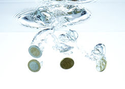Monedas en agua