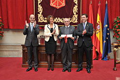 El presidente de la asociación de Estella recibe el diploma.