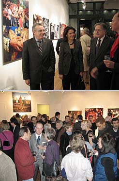 El Presidente Sanz, Yolanda Barcina, el embajador Juan Manuel Egea y el coordinador de la exposición Daniel Aubry. Abajo, imagen de la inauguración de la exposición.