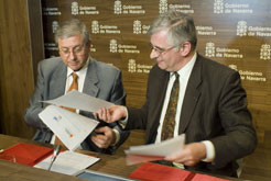 El consejero Luis Campoy y el rector  de l’Acad&#233;mies de Bordeaux William Marois, en la firma del acuerdo.
