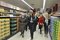 La vicepresidenta Goicoechea, durante su visita a las instalaciones del supermercado Mercadona