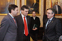 El Presidente Sanz (dcha.) charla con los consejeros Burguete y Fernández.