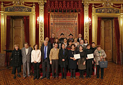 Foto de grupo de la Presidenta Barkos con las personas reconocidas por su donación.