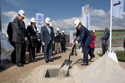 El Presidente Sanz preside la colocación de la primera piedra de un nuevo edificio de Gamesa