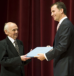El Príncipe entrega el premio Príncipe de Viana de la Cultura a Jürgen Untermann.