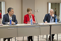 La Presidenta Barkos, junto con el vicepresidente Laparra y Carmelo Ayerra.