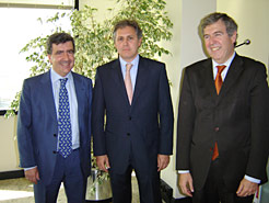 De izda. a dcha: Juan Manuel Fernández, el consejero Armendáriz y José María Roig.