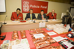 Fernádez, el consejero Caballero, Rábade y Salaberri, con la droga decomisada. 