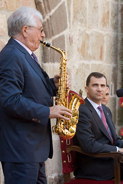 Pedro Iturralde interpreta una pieza de Mussorggsky ante la mirada del Príncipe 