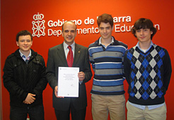 El consejero Catalán junto a los alumnos del colegio San Cernin.