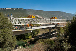 Colocación del viaducto sobre el río Irati