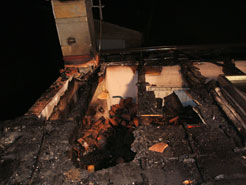 Estado del tejado del caserío de San Vicente tras arder