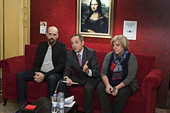 El consejero Sánchez de Muniáin; Ana Zabalegui, directora general de Cultura; y Joaquín Calderón, cineasta.