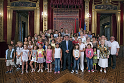 El consejero Caballero, con los niños y niñas de Ucrania y las familias de acogida. 