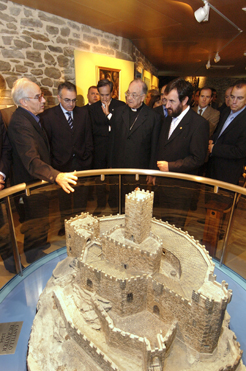 El Presidente Sanz recibe información sobre la maqueta del castillo de Javier. 