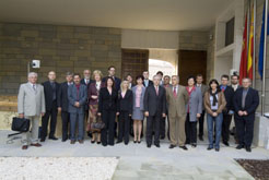 Un grupo de alcaldes checos con representantes del Gobierno de Navarra en el zaguán del Archivo General
