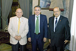 En la fotografía figurarán de izquierda a derecha , Sandalio Monreal , presidente del Centro Navarro de Rosario, el presidente Sanz y el ex presidente del Centro Navarro de Rosario Teófilo Espadas. 