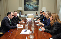 El vicepresidente Ayerdi y el director general de Obras Públicas, con la ministra Pastor y otros miembros de su equipo. 
