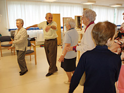 Un grupo de residentes, practicando danzaterapia