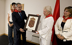 El Presidente Sanz entrega el escudo de navarra a la alcaldesa de Liédena.