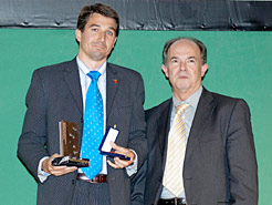 David Sáinz (izquierda) recoge el galardón.