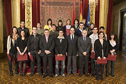 El consejero Catalán junto con los alumnos premiados