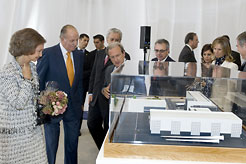 Los Reyes observan la maqueta del nuevo Laboratorio de Ensayo de Aerogeneradores del CENER.