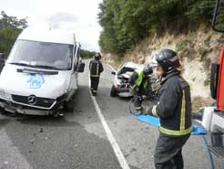 Dos heridos al colisionar una furgoneta contra un turismo en Artavia