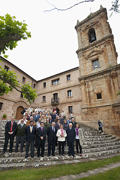 El Presidente Sanz y otras autoridades y cofrades, junto al santuario.