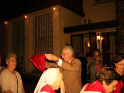 El consejero Palacios impone el pañuelo de San Fermín a misioneros navarros 