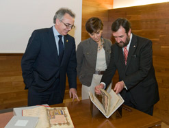 El presidente Miguel Sanz examina el libro delante de la autora, Eloísa Ramírez.