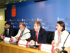 El consejero Roig (segundo por la izquierda), en la presentaci&#243;n del programa Lingua Empresa. 
