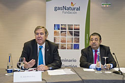El consejero de Innovación, Empresa y Empleo, José María Roig, y el director general de la fundación Gas Natural, Pedro Fábregas, en el acto inaugural del seminario de eficiencia energética 